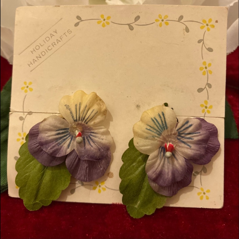 VINTAGE Pretty little handcrafted flower earrings. Final price.